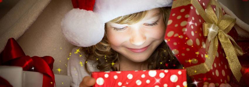 Une enfant ouvre un cadeau de Noël