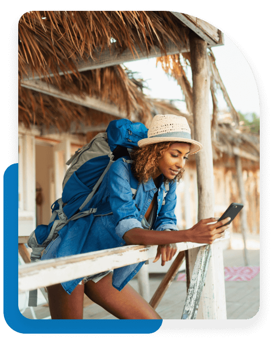 Femme en vacances avec sac à dos regardant son téléphone